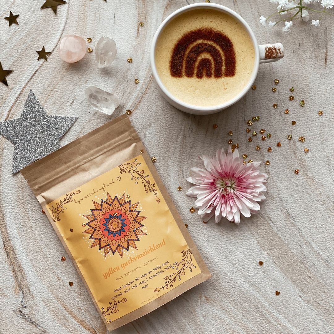 Pose med Gyllen gurkemeieblend  ved siden av en kopp ferdig gullmelk